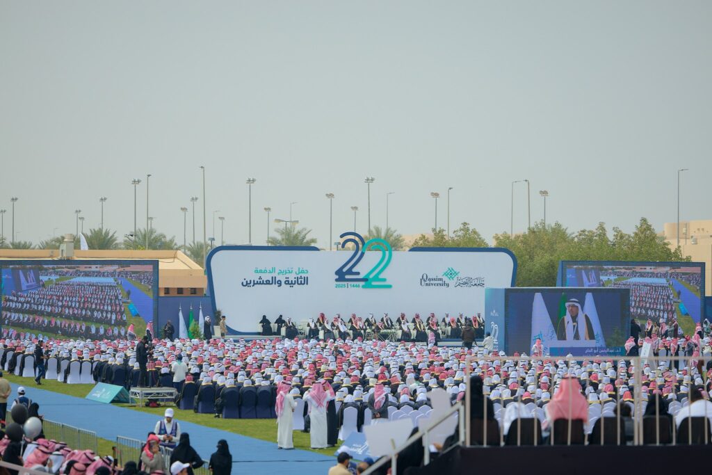 تقام تخرجًا كبيرًا في الهواء الطلق في القصيم، حيث يجلس الخريجون بخطوط معددين أرواب خريجو واشاغ أو الغترة السعودية أمام منصة رئيسية تحمل الرقم "22" ونصوص عربية. اعتدت على استخدام منصة العرض الضخمة، كما تبدو صاحبة النخيل في الخلفية، ويشرف بحضور صاحب السمو أمير منطقة القصيم.