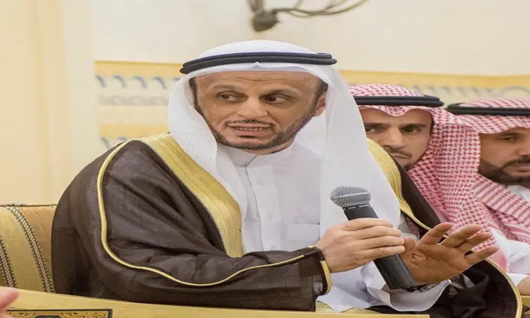 خلال مؤتمر رسمي في جامعة القصيم، يظهر رجل يرتدي سعودية ويقال وبشت سعودي وهو يتحدث في الميكروفون أثناء الجلوس. يجلس إلى جانب أحدهما وزوجين من الحضور، الغترة والشمواغ والعقال، منهم مدير مياه القصيم، وهم يستمعون باهتمام بالغ للنقاش. ويعكس الطابعة الرسمية للمكان أن الحوار حول جودة الشبكة.