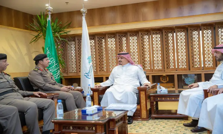 يجتمع أربعة رجال في قاعات متنوعة وتتميز بديكورات خشبية فاخرة وأعلام المملكة العربية السعودية. ارتدى اثنان منهم من العسكريين، لأنه يستخدم لفترة مدير عام المرور، بينما اختار الثوب الأبيض التقليدي مع الشماغ السعودي الأحمر والعقال، وقد اكتمل واحد بارتداء البشت السعودي. تتوسط العد التنازلي لطاولة الاجتماع المعدنية في المكان حيث يعتبر الرسام الرسمي للقاء المقام في رحاب جامعة القصيم.