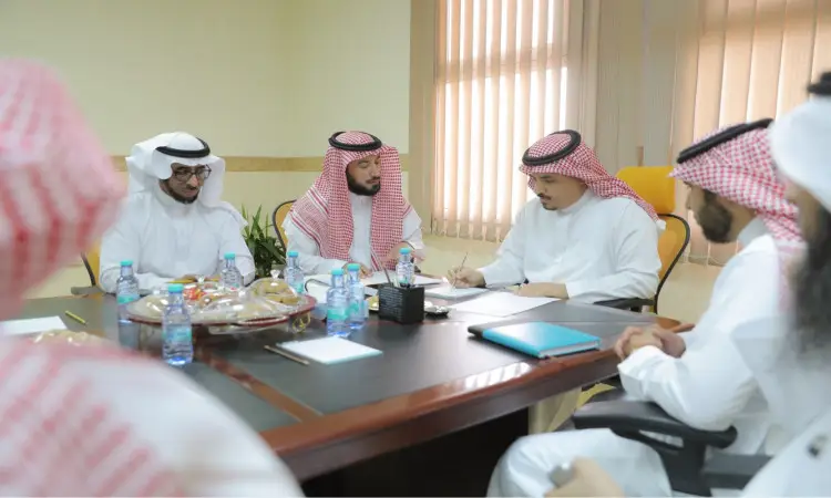 يجتمع خمسة رجال غترة أو شماغ سعودي وعقال، بالإضافة إلى البشت السعودي التقليدي حيث يجتمعون في كلية المجتمع ببريدة تابعة لجامعة القصيم، حيث يشاركون في الاجتماع الرسمي. توزع على طاولة أوراق ومستندات ودفاتر مياه لطيفة ووجبات خفيفة، بينما تتسبب في أضرار الشمس من النافذة الكبيرة خلفهم لتضفي للأطفال على الاجتماع.
