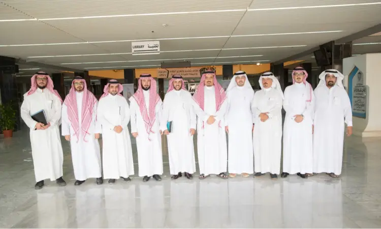 الاتصال برجل أحد عشراً الزي الرسمي السعودي، المكون من الشماغ أو الغترة والعقال والبشت السعودي، في صالة الملابس الداخلية تحت لوحة مكتوب عليها "المكتبة" في كلية المجتمع بمدينة بريدة. حرصاً على وجود طابعها أكاديمياً مميزاً، الباحثين أن معالي مدير الجامعة يتواجدون بينهم.