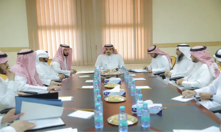 يجتمع مجموعة من الرجال مرتدين الغترة أو الشماغ السعودي مع العقال والبشت السعودي حيث يمكنك الحصول على دفاتر ومستندات ووجبات سريعة، وذلك وذلك في كلية المجتمع بالبريدة. ويرأس هذا الاجتماع الرسمي مدير الجامعة، ويعقد اجتماعًا في مكتب مُضاء بشكل جيد ضمن بيئة أكاديمية عادية تابعة لجامعة القصيم.