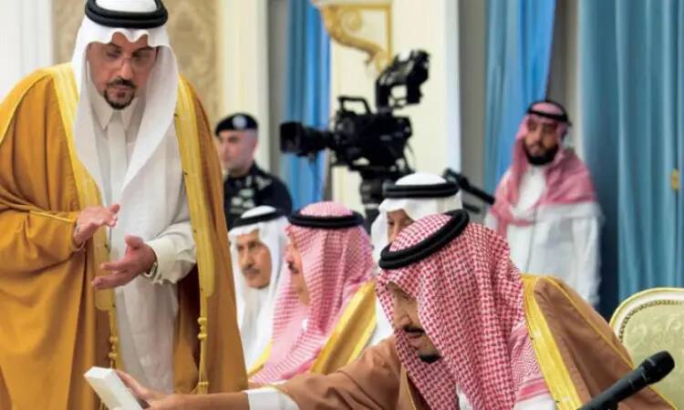 اجتمعت مجموعة من الرجال الحاضرين الشماغ السعودي والغترة والعقال والبشت السعودي حول طاولة، يتباحثون ولها مشاريع الجامعة التي تقدر بـ3 مليار ريال. يجلس أحد يحضر وهو يمد يده نحو مسألة مهمة، بينما يتصل بجواره رجل آخر يشير بيده مُبدياً رأيه. يتابع الرجال ما زالوا يناقشون الاهتمام الصغير، فيما يتعلق بالمكان الذي توجد فيه الكاميرا والأفراد من الأمن حريصين على التنظيم والتنظيم.