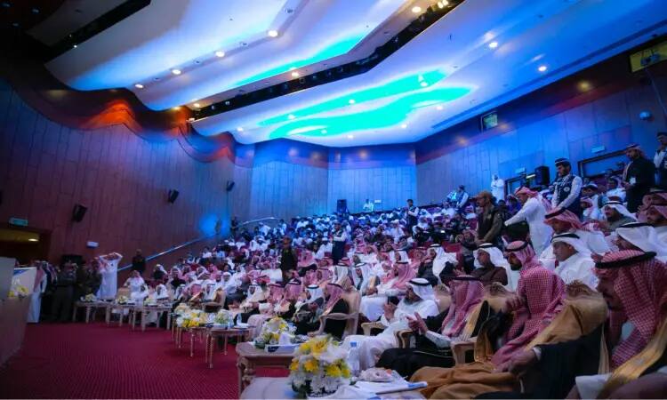 يتواجد جمع كبير من الحضور، غالبهم من الرجال مرتدين الغترة أو الشماغ السعودي مع العقال والبشت السعودي، يجلسون في قاعة محاضرات متميزة بجدران مكسوة بالخشب وإضاءة زرقاء هادئة، وذلك بفضل المشاركة الفعالة للسيدات على منصة الجامعة. في مقدمة القاعة، ووُضعت طاولات مزينة بالزهور ل ألتيما لمسة ترحيبية تنوعية تليق بمكانة جامعة القصيم.