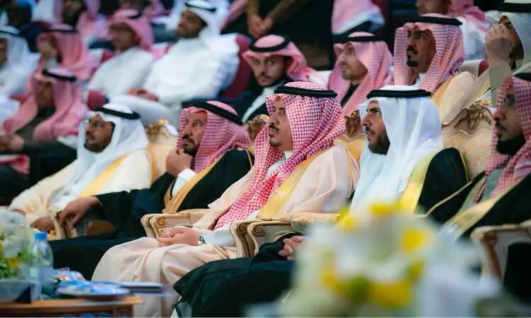 مجموعة من الرجال الثياب البيضاء التقليدية ويضعون الشماغ السعودي أو الغترة السعودية مع العقال، بالإضافة إلى البشت السعودي، يجلسون على كراسٍ في فعالية الرجال الداخليين على منصة الجامعة. ويساهمون في العمل والمتابعة الدقيقة للعرض أو الأداء في جامعة القصيم.