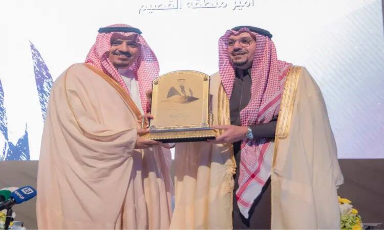 رجلان يرتديان الزي السعودي الرسمي، حيث يظهر لذلك ارتديا الغترة والعقال والبشت السعودي، بينما يرتدي الشماغ والعقال والبشت السعودي. عصران معاً درعاً يتذكراناً نقشاً على صورة شخصية، ويبتسمان على منصة الجامعة خلال فعالية عامة. وتظهر خلفية الشاشة نصوصاً باللغة العربية تشير إلى "فيصل بن مشعل" و"تجربتي في الحياة". كما تتزين المنصة الرائدة بالميكروفونات وتنسيق من الزهور بما يتبعها بمقام جامعة القصيم.