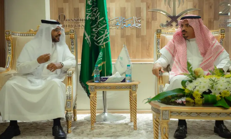 يرتدي رجلان الغترة أو الشماغ والعقال مع البشت السعودي على كراسي مزخرفة، ويتبادلان الحديث خلال حملة التطعيم ضد الإنفلونزا الموسمية. وتفصل بينها طاولة صغيرة تحمل أعلاماً وزهوراً وقوارير ماء. ساهم في علم المملكة العربية السعودية ونص عربي رسمي.