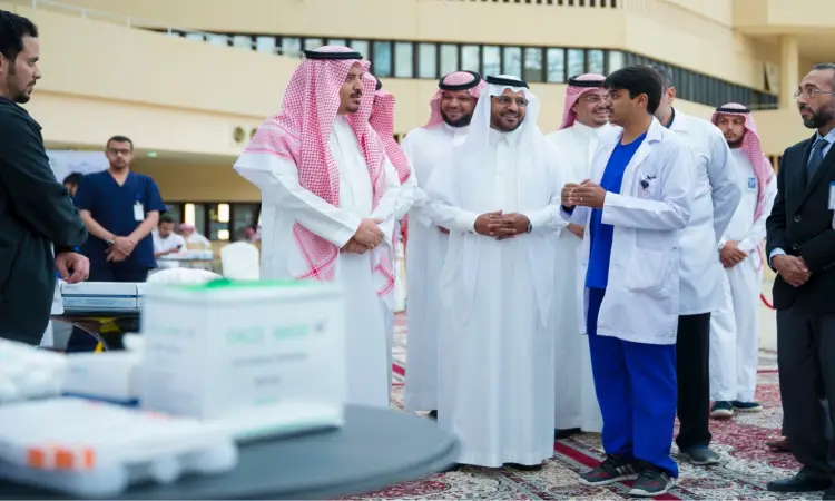 اجتمع مدير الجامعة مع مجموعة من الرجال في الجامعة الجامعية، حيث كان يجتمع الغترة أو الشماغ مع العقال والبشت السعودي، بينما ارتدى كوبي والجيش الرسمي الرسمي. وناقش الحضور سبل تعزيز جهود التطعيم ضد الإنفلونزا الموسمية، وذلك من خلال إحدى الفعاليات المجتمعية التي أُقيمت بالقرب من المستلزمات الطبية مرافق الجامعة.