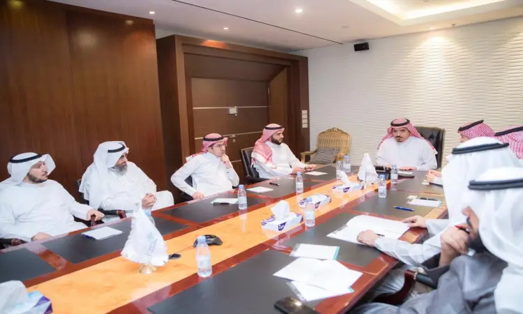 يجتمع عدد من الرجال مرتدين الغترة أو الشماغ والعقال، وتزين أكتاف المجموعة البشوت السعودية، حيث طاولة حديثة ضمن جامعة القصيم، حيث يشاركون في ورشة عمل متخصصة حول البنية الرقمية الوطنية. وبالإضافة إلى ذلك، يمكنك القيام بتفاصيل الملاحظات والزجاجات الملونة، والتفاعل أثناء مناقشة الجادة بين الحضور بين الأطفال.