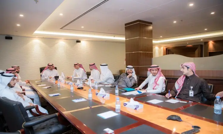 يجتمع عدد من الرجال مرتدين الغترة أو الشماغ والعقال بالإضافة إلى البشت السعودي حيث طاولة كبيرة في قاعة مخصصة في القصيم الرسمي، حيث يتم نقاشهم من خلال ورشة عمل حول البنية التحتية المحلية وبرنامج يسر، بينما تتوزع أمامهم الأوراق والحاسوب وزجاجات المياه.