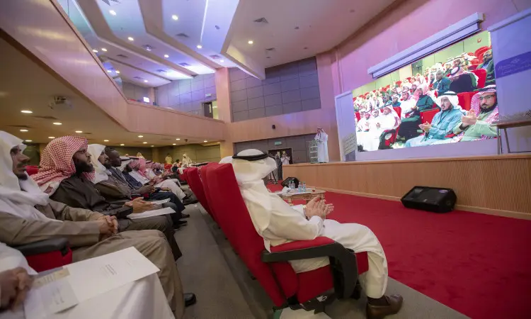 يحضرون بلباسهم المباشر في الغترة أو الشماغ السعودي مع الشُماعة والعقال، ويرتدون البشت السعودي، في قاعة الشرفة في القصيم، متابعين باهتمام شاشة عرض كبير لحضور جمهوراً مباشرة. وأسهموا في إثارة الساطعة والمقاعد الحمراء في خلق بيئة جاذبة لأنشطة خدمة المجتمع.