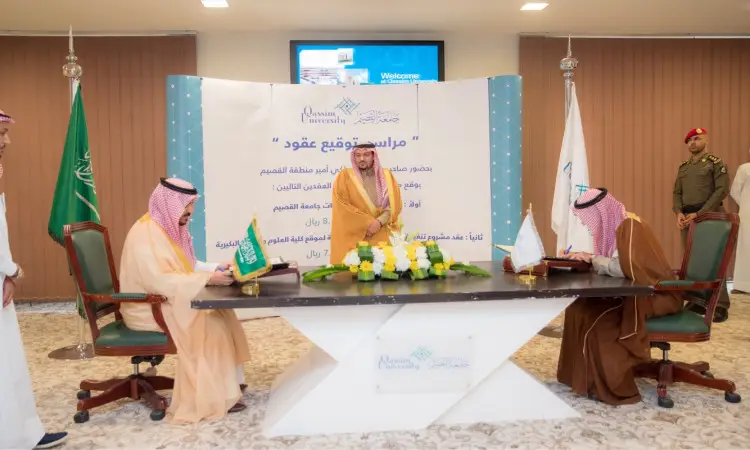 وقع رقم من الأول، مرتدين الغترة والعقال والبشت السعودي الرسمي، وثائقي عادي على طاولة تزينها الأعلام والزهور، وذلك عبر اختيار أول مرة في كلية العلوم والآداب بالبكيرية. وقد حضر العديد من العناصر النظامية والزي الرسمي، من حيث اللافتات المشروعات بما فيها الطبات وأعمال التمديدات.