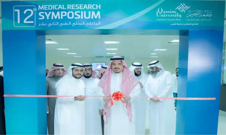 شارك عدد من الرجال مرتدين الغترة أو الشماغ والعقال والبشت السعودي في مراسم افتتاح رسمي عبر قصّة القطاع تحت إشراف "البحثي الثاني عشر" في القصيم، حيث ينضمون معالي مدير جامعة ممسكًا بالمقص المواهبًا لقص الشريط الأحمر إيذانًا بانطلاق فعاليات الملتقى الطبي.