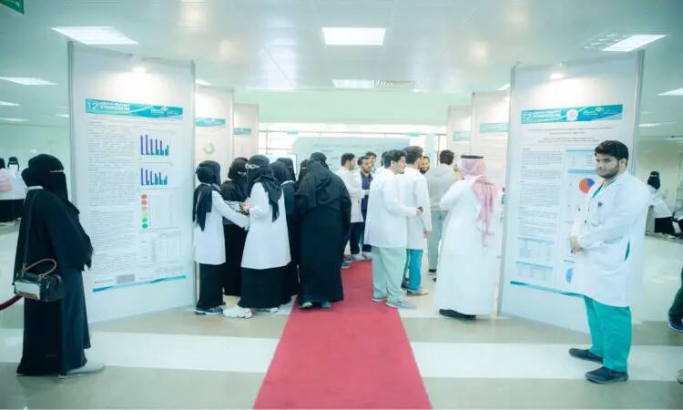 الاتصال مجموعة من طلبة الطب مرتدين المعاطف البيضاء، حيث يشاركون في ارتداء الغترة أو الشماغ والعقال والبشت السعودي، وهم يتبادلون النقاش أمام الملصقات البحثية خلال فعاليات الملتقى الطبي، وذلك في صالة مخصصة ذات إضاءة ساطعة وسجاد أحمر في القصيم.