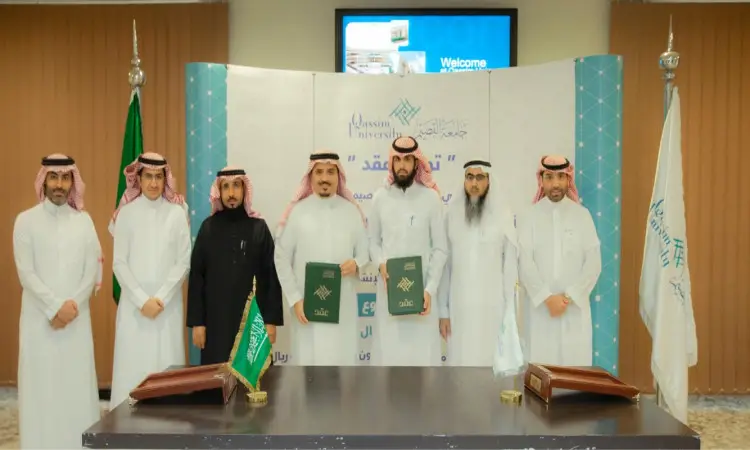 القطة السبعة رجال مرتدين الزي السعودي الرسمي، حيث يرتدي كل منهم الغترة أو الشماغ مع العقال، ويزين البشت السعودي. يتوسط اثنان من الحضور المجموعة وهما عصران عناصر خضراء. تبث أعلام المملكة العربية السعودية وجامعة القصيم بجانب خلفية تحمل شعار الجامعة، كما تعرض شاشة رقمية عبارة "أسوار المنح الدراسية" مع إشارات إلى المحافظات.