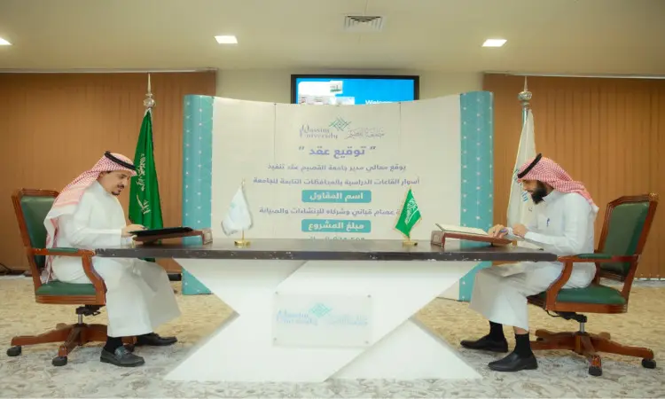 يجلس رجلان مرتديان الغترة أو الشماغ والعقال والبشتت السعودي التقليدي، متقابلين على طاولة كبيرة في القاعة، ويقومون بتوقيع وثيقة أصلية بسوار القاعات الدراسية. لإخفاءهما أعلام المملكة العربية السعودية ولافتة كبيرة تحمل نصوصاً عربية بمؤشر رسمي يعكس هيبة في القصيم.