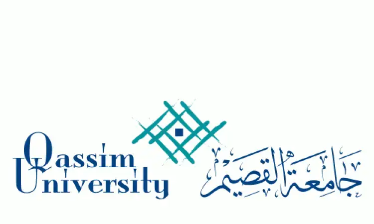 شعار جامعة القصيم يتوسطه تصميم هندسي باللون الأخضر، يبرز التميز الأكاديمي للجامعة. يظهر اسم الجامعة باللغة الإنجليزية بالفارسية باللغة الإنجليزية، بينما يرمز التصميم المركزي إلى أعضاء هيئة التدريس بالبحث العلمي. يعكس الشعار الهوية والهوية السعودية، حيث يتكامل مع عناصر الشماغ والغترة والعقال والبشت السعودي لي يعبر عن البيئة الجديدة الرزينة وروح الانتماء الوطني في رحاب جامعة القصيم.