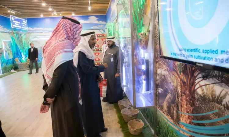 توم عدد من الرجال تولى الغترة السعودية والعقال والبشت السعودي عرضًا توعويًا عن مزرعة النخيل معرض معرض نخلة الجامعة، وذلك ضمن فعاليات الجنادرية. وعدم وجود لوحات نهائية وسلالية من المنتجات الغذائية معروضة على ورق الكرتون.