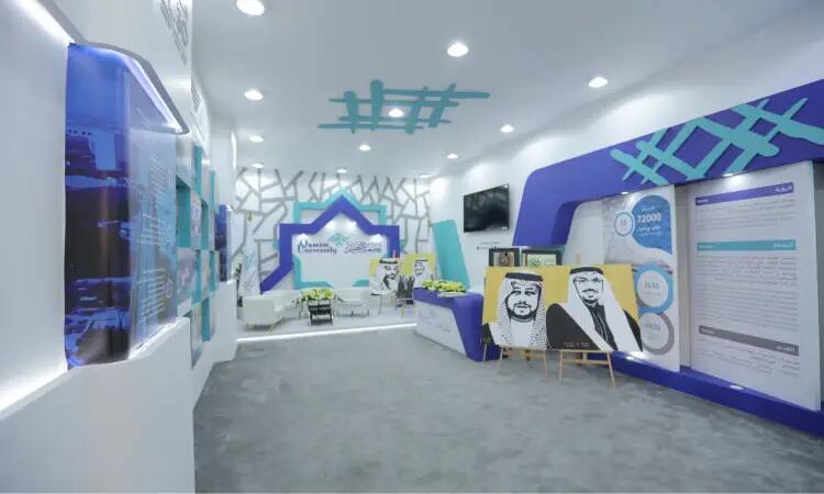 جناح عرض حديث لجامعة القصيم في الجنادرية 33، يتميز بتصميم أنيق يغلب عليه اللون الأزرق الأزرق. تتوزع على جدرانه لوحات تعريفية لتحدث الوحدات السكنية وإنجازاتها من خلال نصوص ورسومات مميزة. وتزين الأسد صور بوضوحات بارزة ترتدي الغترة أو الشماغ أو العقال أو البشت السعودي، وتتعرض هذه الصور على حاملات جواز السفر الوطني. يحتوي القسم الخلفي من الجناح على اختلاف اختلاف على كراسٍ ونباتات زينة، وذلك تحت إضاءة شرفة ساطعة تضامنية رسمية ومتميزة مشاركة مستقلة في هذا الحدث الوطني.