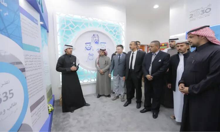 مجموعة من الرجال، لمواجهة القوى الغترة أو الشماغ والعقال والبشت السعودي، حين ارتدي البدلة الرسمية، في جناح حديث داخل المعرض الجنادرية ٣٣. ويستمتع بحضور مقدم يشرح المعلومات حيث يبدأ لوحات تعريفية تحمل نصوصاً باللغة العربية وشعار رؤية 2030 بارزاً على الحائط، وذلك ضمن فعالية تمثيل جامعة القصيم بصورة جميلة ومشرفة.