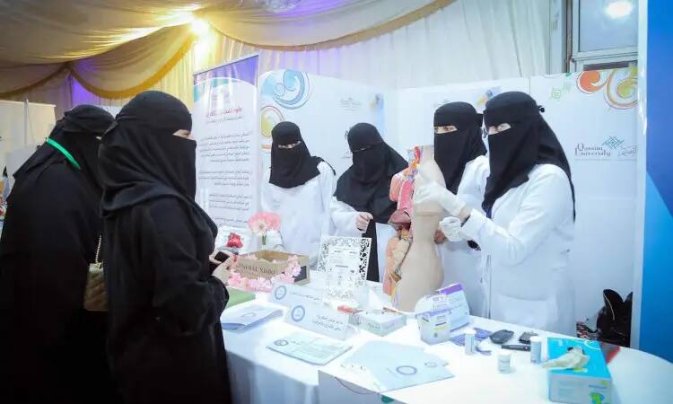 في ركن المعرض الصحي المقام في مخيم الجامعة من خلال فعاليات ربيعة، يقوم الزوار بملاحظة ويرتدون العباءة السوداء والنقاب، بينما يتفاعل الكادر الطبي من النساء والرجال مع الجمهور؛ إذ ارتدى الثوب الرسمي مع الشماغ السعودي أو الغترة السعودية والعقال والبشت السعودي، وأعضاء الفريق بارتداء المعاطف البيضاء لعرض الأجهزة الطبية ودعم المواد التثقيفية والإرشادية وقادرة على تحقيق أهدافهم. ولم يكن ذلك في الأصل سوى بالرسمية وعكس هوية جامعة القصيم واهتمامها بالتوعية الصحية ضمن أعلى مستوى مهني اجتماعي.