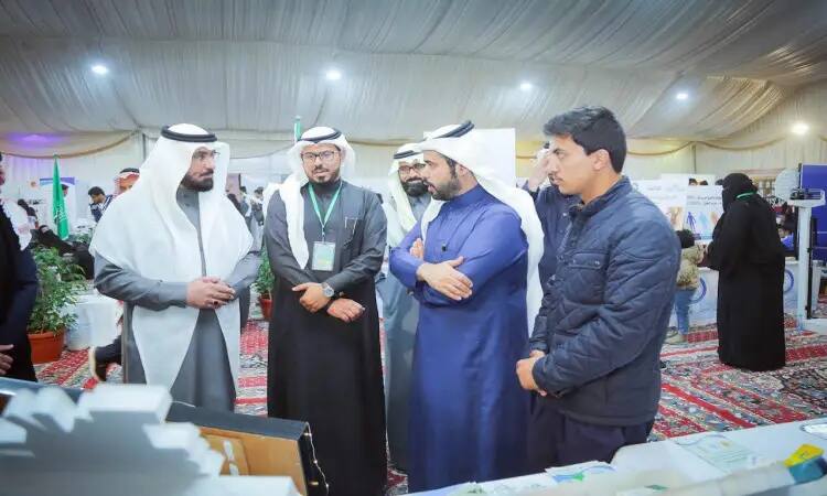 الاتصال مجموعة من الرجال مرتدين الغترة السعودية والعقال والبشت السعودي داخل المعركة، كما يظهر بينهم أحد الأشخاص مرتدين سترة الحديثة للرجال، حيث يتبادلون في جوال ضمن فعاليات معرض ربيع بريدة، مع وجود عروض في الخلفية.