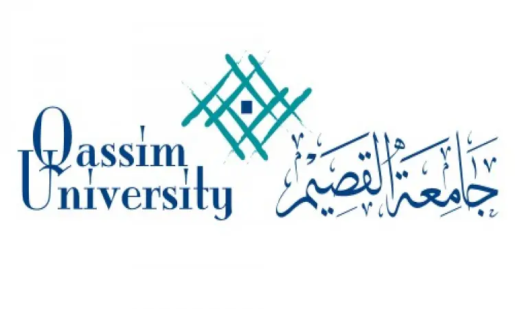 شعار جامعة القصيم يتكون من اسم الجامعة الإنجليزية على الترخيص وكلمة "الجامعة" بالعربية على اليمين، ويعلوه تصميم هندسي باللون الأزرق والسماوي. ويظهر في الشعار أيضًا يرتدي بزته الرسمية الشهيرة، وتشمل الثوب السعودي، والبشت أنيق مع الشماغ أو الغترة السعودية والعقال. يتوافق هذا التصميم المستخدم في نماذج الابتكارات والدراسات العليا، بما في ذلك تأكيدات الأكاديمية والرسمية للجامعة وأصالة الهوية الوطنية.