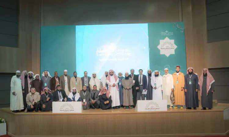 مجموعة من الملابس الرجالية المخملية بين الغترة أو الشماغ والعقال، ويكتمل زي الفريق بالبشت الأصيل، الاتصالون على التيس أمام شاشة زرقاء تحمل نصوصاً باللغة العربية، حيث يلتقطون صورة جماعية من خلال فعالية السيدات في القصيم تُعنى بمستقبل الدراسات الحديثة السعودية ويدعو للمشاركة برؤية.