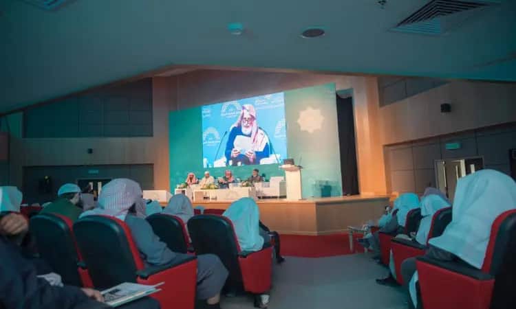 يُعقد مؤتمر الدراسات الحديثة في قاعة مكتظة بالحضور الذين حرصوا على الغترة السعودية والشماخ السعودي والعقال، وتتميز بارتداء البشت السعودي باختيار. يجلس على الجلوس نخبة من يناقشون مستقبل الدراسات الحديثة، ويخلفهم على شاشة كبيرة العنوان الرئيسي للمؤتمر.