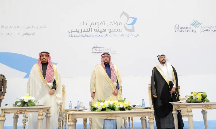 كل ثلاثة رجال ينتظرون الغترة أو الشماغ السعودي والعقال والبشت السعودي على الطاولة خلف الطاولة تتزين بالزهور، وذلك خلال يومي. توفر في الخلفية لوحة تحمل نصوصًا باللغة العربية تتضمن اسم "جامعة القصيم"، وشعارات المؤتمر الدولي الأول وتقويم أداء عضو هيئة التدريس.