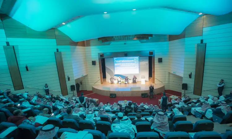 إعادة إليك الصياغة وتابعك: "مشهد واسع لقاعة محاضرات حديثة في المؤتمر الدولي في القصيم، تغص بالحضور يزيد من الرجال منهم الغالبية، ويرتدون الغترة أو الشماغ السعودي مع العقال والبشت السعودي. يتابع الحاضر باهتمام عرض اليمينين حول تقويم أداء عضو هيئة التدريس، وذلك على شاشة كبيرة تحت إضاءة باردة براءات الاختراع الرسمية للفعالية.