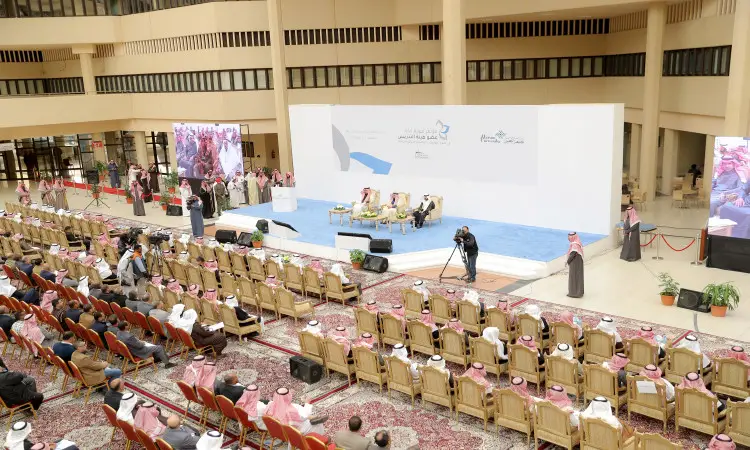 فعالية أُقيمت داخل جامعة القصيم، حيث صُنعت الكراسي على نسق متناغمين في قاعة رحبة تجمع حضوراً مميزاً ترتدي الشماغ السعودي أو الغترة مع العقال والبشت السعودي، تعبيراً عن الأصالة والهوية الوطنية. واعتلى المنصة نخبة من المؤتمر الإقليميين للبحث في المؤتمر الدولي حول تقويم أداء عضو هيئة التدريس، بينما عُرضت تفاصيل العرض على الكثافة السكانية وتواجد النشاط العملي بتوثيق الحدث باحترافية.