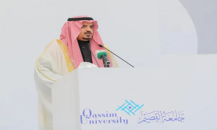 رجل يرتدي الغترة والعقال والبشتت السعودي على المنصة متحكم بيميترات تحمل شعار جامعة القصيم، المتحدث الرئيسي في المؤتمر الدولي حول أداء عضو هيئة التدريس. وهو نوع من أنواع القتل العقابي، بما في ذلك الطابع الرسمي للفعاليات.