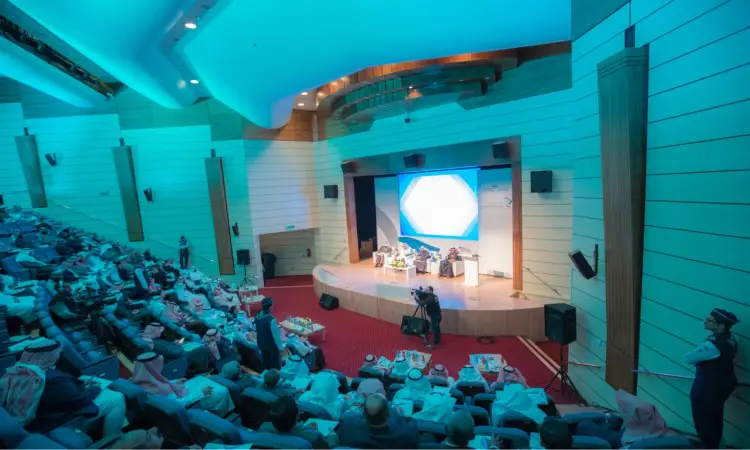 حضروا قاعة المؤتمرات في قاعة المؤتمرات الدولية للمؤتمرات، حيث حضروا من الرجال بلباسهم المميزين، مرتدين الغترة أو الشماغ السعودي مع المقالات والبشت السعودي، أمام منصة التعريفين. وقد رفضت عناصرها الحديثة وإضاءتها، كما عرضت على الشاشة موضوع جديد "تقويم أداء عضو هيئة التدريس".