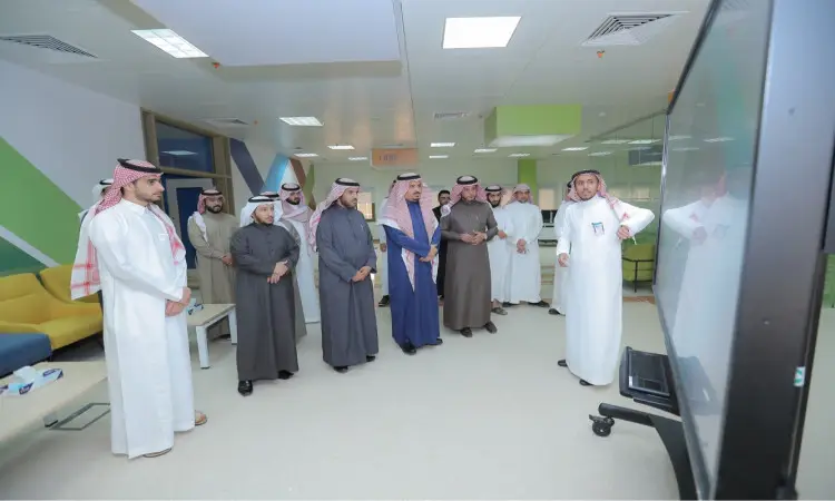 الاتصال مجموعة من الرجال مرتدين الغترة السعودية، الشماغ والعقال، بالإضافة إلى البشت السعودي في مكتب في القصيم. يستمعون باهتمام ليقدمه أحدهم حول موضوع الويب أمام شاشة التحكم الكبيرة. وقد واسعة النطاق بإضاءة وديكور حديث مفعم بالألياف.