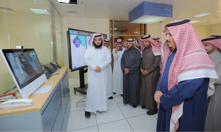 أت مجموعة من الرجال مرتدين الغترة والشموع والعقال، وبعضهم يرتدون البشت السعودي، في أحد مختبرات القصيم، وهم يتابعون باهتمام شاشة الكمبيوتر بينما يشير أحدهم إلى الشاشة وملاحظة جوانب تتعلق بالأمن الإلكتروني. قم بالبحث في مجموعة برامج العمل والشاشة الرقمية ضمن بيئة العمل الرسمية.