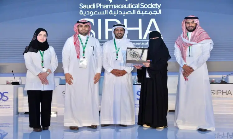اجتمع خمسة أشخاص في مؤتمرات سيفا 2019؛ لحضور المعاطف البيضاء، بينما يظهر بعض الأشخاص بارتدائهم الغترة أو الشماغ والعقال والبشت السعودي التقليدي. تقدمت سيدة من فوزها لاستلام جائزة المركز الأول في مسابقة الملصقات البحثية، وذلك من خلال وسط الاحترام للجميع مكانة جامعة القصيم. لتحضير خلفية وتحمل شعار الجمعية الصيدية السعودية SIPHA.