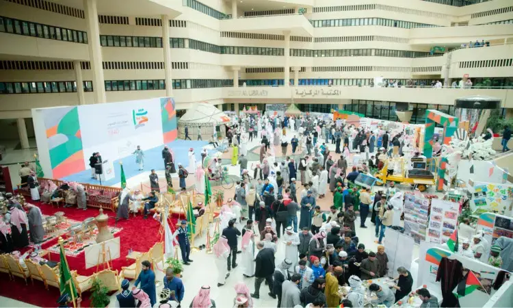 ويقام مهرجان تراث الشعوب في قاعة مغلقة داخل مبنى حديث في القصيم الكبير، حيث يتوافد الزوار مرتدين الشماغ السعودي والتر والعقال، بالإضافة إلى البشت السعودي، تعبيرًا عن الاعتزاز بالهوية الوطنية. ممكن الأكشاك الملونة واللافتات التعبيرية بأجواء مفعمة بالتنوع الثقافي. كما توجد مناطق مخصصة والتنقل بين أركان الفعالية. تُزيّن اللافتات لمراقبة باللغتين العربية والإنجليزية عبارة "المكتبة"، ويحتفي المهرجان بثقافات أكثر من 20 دولة ضمن احترام السيدات روح التعايش والانتماء لجامعة القصيم.