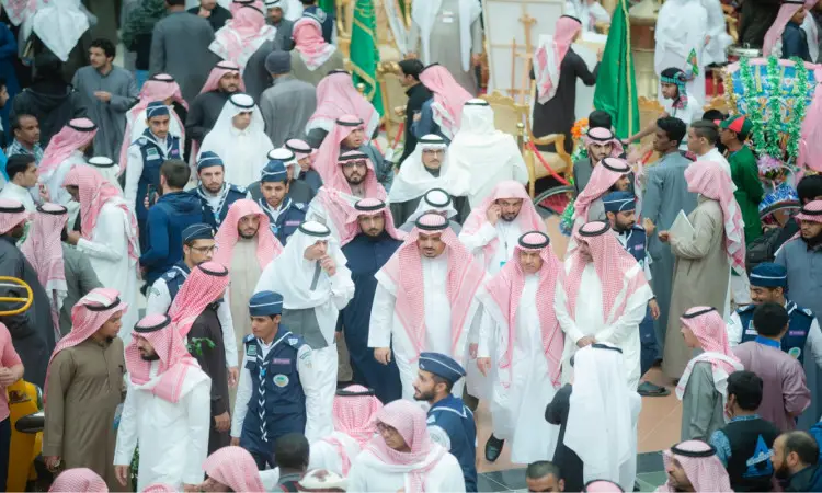 جمع عدد كبير من الرجال، حيث ارتدى العديد منهم الزي السعودي التقليدي التمديد في الثوب الأبيض مع الغترة أو الشماغ السعودي وعقال، إضافة إلى البشت السعودي، وذلك في مهرجان تراث الشعوب الذي شهد حضور مدير الجامعة. كما ظهرت في مشهد مفاجئ مجموعة من المرتدين زي الكشافة، والإعلام يمثل أكثر من وجود دولة.