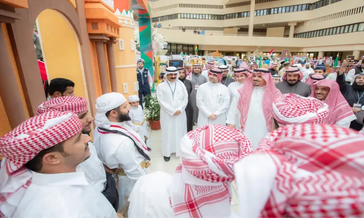 اجتمعت مجموعة من رجال مرتدين الغترة أو الشماغ السعودي مع العقال والبشت السعودي في مهرجان تراث الشعوب الذي أُقيم في إحدى القاعات الكبرى في القصيم، والتي زُيّنت بالأعلام لعكس مشاركة أكثر من 20 دولة. وقد حضر البعض وهم يتبادلون الحديث ويوجهون الابتسامات، في احترام الإيمان وروح الأصالة والتنوع الثقافي بالمهرجان.