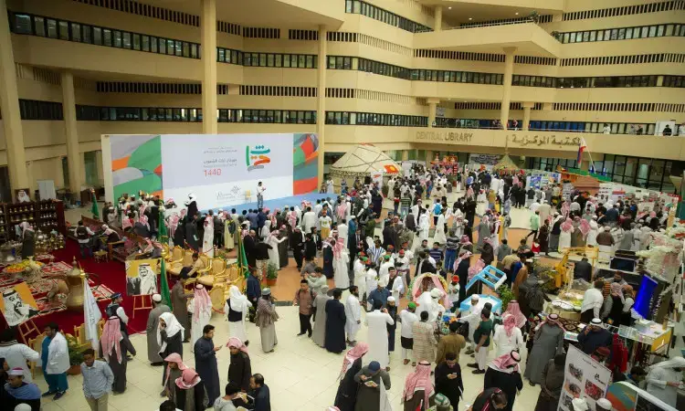تجمع عدد كبير من الحاضرين في بهو القاعة عريضة ت زخارف متنوعة وزخارف مستلهمة من التراث احتفاءً بوقت "تراث الشعوب". وقد شارك في العديد من الطلاب الثمانية، مرتدين الزي الرسمي، حيث ظهروا وهم ينتظرون البشت السعودي، بالإضافة إلى الشماغ السعودي أو الغترة السعودية مع العقال. استمتع الجميع بالشبكة بين الأركان والمعروضات التي تحدد خصوصية الهوية وتنوع التنوع الثقافي تحت الضوء جامعة القصيم.