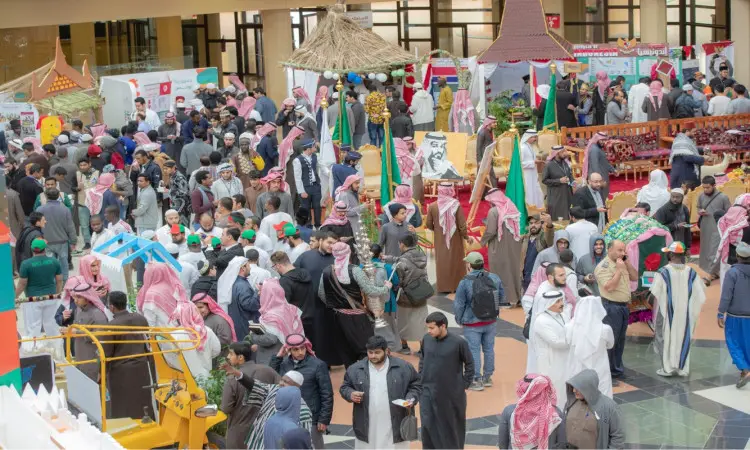 يقام مهرجان تراث الشعوب في قاعة واسعة في القصيم الداخلي، حيث يتوافد جمع كبير من المشاركين في الملابس التقليدية التي تشمل الغترة أو الشماقال والبشتاء السعودي. وعليه أروقة أجنحة مزينة برزت فيها تماثيل الطلاب المصنوعة يدويا والأطعمة المتنوعة، احتفاءً بحضارات حشودهم المختلفة، في مبهجة بالحيوية والبهجة الثقة روح التعايش والتبادل الثقافي داخل الجامعة.