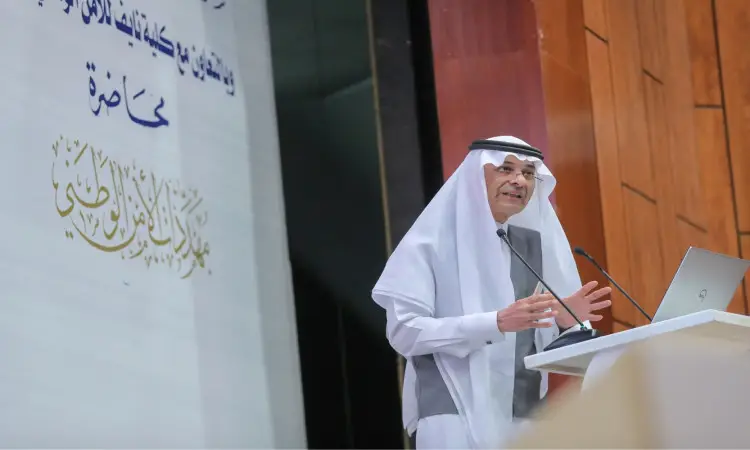ولهذا السبب يجب على الرجل أن يرتدي كلمة سعودية والعقال والبشت السعودي أمام الحضور من منصة تتوسط قاعة المؤتمرات في كلية نايف للأمن الوطني، مستخدمًا جهاز كمبيوتر محمول أثناء كلمته. نتيجة الرجل محاضرته لطلبة جامعة القصيم حول مهددات وطنية، وذلك دون الحاجة إلى عدد كبير من النصوص القانونية باللغة العربية.
