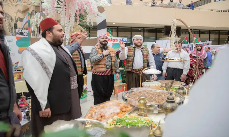 اجتمعت مجموعة من الرجال حاضر الغترة أو الشماغ السعودي والعقال والبشت السعودي حول مائدة عامرة بأطباق متنوعة، وذلك في مهرجان تراث الشعوب الذي دخل في القصيم، إذ تزين المكان عروضٌ فولكلورية تمثل تبرز دولة، ما أضفى إليها رسمياً على القاعة الداخلية. وقد ازدانت الأرجاء باللافتات والزينة الملونة، في حين تابع عدد من الحضور من كل التفاصيل.