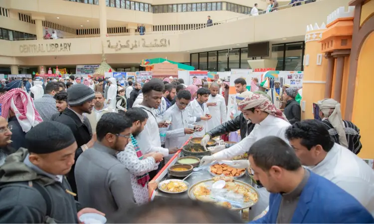 تجمّع عدد كبير من الناس أمام مبنى المكتبة المركزية في جامعة القصيم، ضمن فعاليات مهرجان تراث الشعوب، حيث استمتع الحضور بتذوّق الأصناف التراثية التي تمثل 20 دولة. وقد تزين المكان بالأعلام والزينة الملوّنة، فيما بعد تحدّد العروض اللونية التي قُدمت على المنصة. كما حرص كثير من الزوار والطلاب على الزي الوطني السعودي كاملاً، شاملاً الغترة أو الشماغ السعودي مع العقال والبشت السعودي لبراز صحة الهوية الوطنية من خلال هذه الأهداف الجامعة.