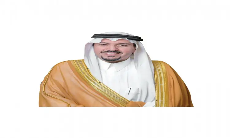 رجل يرتدي الثوب السعودي التقليدي، مع شماغ سعودي وقال، ويعلوه كتفيه بشت سعوديين ليد والذهبي، يبتسم للكاميرا خلفية بيضاء بسيطة، في تجسيدٍ لقيم مؤتمر "نحو مجتمع إيجابي" ورؤية المملكة 2030.