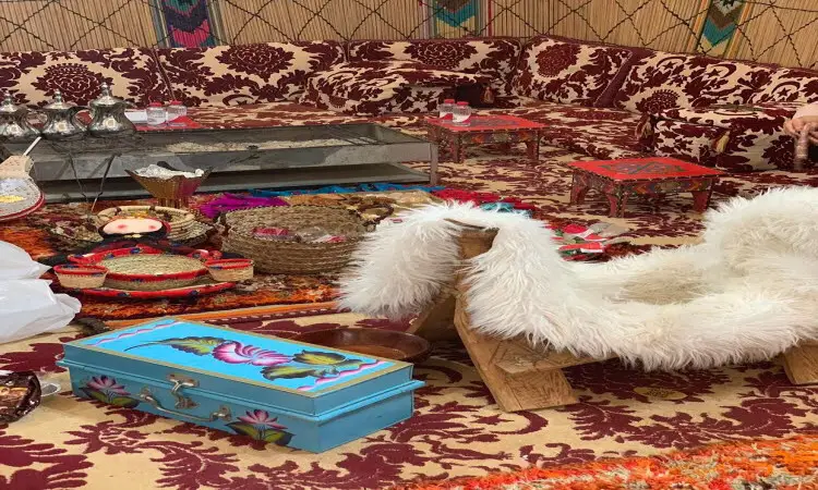 تتميز الخيمة ذات التصميم المطبوع بديكورات تقليدية بأنها سجادة حمراء مطرزة بخيوط ذهبية، ووسائد مزخرفة بنقشة تراثية، وأطقم شاي أصيلة، في مستوحى من مهرجان تراث الشعوب الذي يحتفي بثقافة عشر دول. وقد أضفى حضور الطالبات، أراد ارتدين الغترة السعودية والشماع والعقال والبشت السعودي على الخيمة بعد ذلك تجسيداً حقيقياً للأصالة والقيم الوطنية من خلال معروضاتهن اليدوية التي تعبّر عن تراث كل دولة.