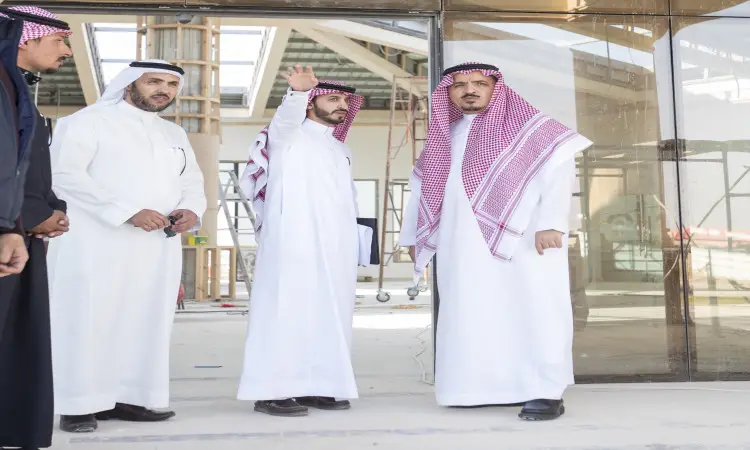 الرجال لفت انتباههم الغترة أو الشماغ السعودي مع العقال، ويضع أحدهم أربعة البشت السعودي، الاتصال أمام المبنى حديث الإنشاء. يظهر مدير الجامعة منهم وهو يشير إلى موقع المشروع الكبير نسبةً إلى الإنجازات، بينما يُصغى الحشرات باهتمام الأرنب.