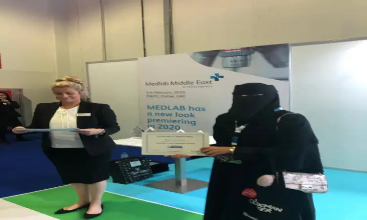 التقطت الصورة الأمريكية في ولاية فلوريدا في إحدى المناسبات الرسمية. إحداهما ترتدي الأعباء السوداء وتغطي وجهها بالنقاب، وتحمل تقدير الشرف. بينما خلفتها أمريكا الأخرى خلفها مرتدية سوداء، وتحملت بعض الأوراق بيدها. ويظهر خلفهما لوحة تحمل شعار "معرض دبي الدولي للمختبرات MEDLAB الشرق الأوسط 2020" والذي اختار في إمارة دبي بدولة الإمارات العربية المتحدة. والالتزام بالطابعة الرسمية للجامعة والزي الوطني الامتداد في النسخة النهائية السعودية والبشت السعودي بما في ذلك تأكيد الهوية وقيم جامعة القصيم العريقة.