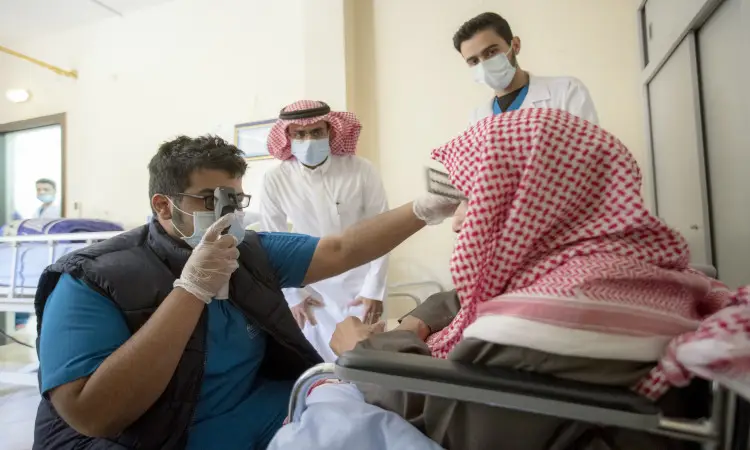 قام أحد مقدمي الرعاية الصحية، مرتدياً بالإصبع والكمامة، والعقوبة فحص بصر أحد الأشخاص الذين يلبسون الشماغ والعقال والبشت السعودي، وذلك في إحدى دور رعاية المسافرين في مدينة عنيزة. كما شهد هذا الإجراءان آخران اتخذوا الزي الطبي وغير ملتزمين بارتداء الكمامات، وذلك ضمن بيئة سريرية تتبع لجامعة القصيم.